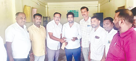 ಸರಗೂರು ತಾಲೂಕಿನ ಬಿ. ಮಟಕೆರೆ ಗ್ರಾಮದ ಸರಗೂರು ರೈತ ಉತ್ಪಾದಕರ ಕಂಪನಿಯ ಪದಾಧಿಕಾರಿಗಳು ಶಾಸಕ ಅನಿಲ್ ಚಿಕ್ಕಮಾದು ಅವರಿಗೆ ಕೃಷಿ ಇಲಾಖೆಯಿಂದ ರೈತರಿಗೆ ನೆರವು ನೀಡುವಂತೆ ಮನವಿ ಮಾಡಿದರು. ಎಂ.ಕೆ. ಹರಿದಾಸ್, ಎಚ್.ಎನ್.ಸುಧೀರ್, ದೇವದಾಸ್ ಇತರರು ಇದ್ದರು.