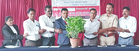 ಶಹಾಬಾದ್​ನಲ್ಲಿ ಹಮ್ಮಿಕೊಂಡಿದ್ದ ಕಾನೂನು ಅರಿವು ನೆರವು ಕಾರ್ಯಕ್ರಮವನ್ನು ಸಸಿಗೆ ನೀರುಣಿಸುವ ಮೂಲಕ ನ್ಯಾಯಾಧೀಶ ನಾಗರಾಜ್​ ಬಾರ್ಕಿ ಉದ್ಘಾಟಿಸಿದರು. ರಮೇಶ ರಾಠೋಡ್​, ಡಾ.ಬಸವರಾಜ ಹಿರೇಮಠ, ಶ್ರೀಕಾಂತ, ದೇವರಾಜ ಮಾಲಗತ್ತಿ ಇದ್ದರು.