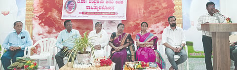 ಸೇಡಂನಲ್ಲಿ ಆಯೋಜಿಸಿದ್ದ ಡಾ.ಚಂದ್ರಕಲಾ ಬಿದರಿ ಅವರ ಸಾಹಿತ್ಯಾವಲೋಕನ ಕಾರ್ಯಕ್ರಮದಲ್ಲಿ ದೊಡ್ಡಬಳ್ಳಾಪುರದ ಪ್ರಾಧ್ಯಾಪಕ ಡಾ.ವೆಂಕಟೇಶ ಕೊಲ್ಲಿ ಮಾತನಾಡಿದರು. ಪೊ.ಶೋಭಾದೇವಿ ಚಕ್ಕಿ, ಡಾ.ಸುವರ್ಣಾ ವಜೆ, ಲಿಂಗಾರೆಡ್ಡಿ ಶೇರಿ, ಡಾ.ಬಿ.ಆರ್​.ಅಣ್ಣಾಸಾಗರ, ಡಾ.ಸಚಿನ್​ ಬಿದರಿ ಇದ್ದರು. 