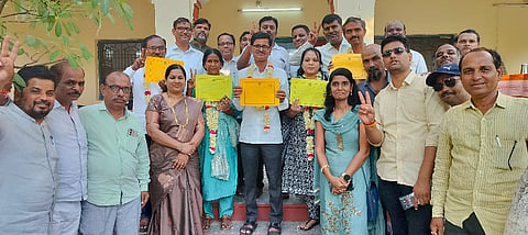  ಸೇಡಂನಲ್ಲಿ ನಡೆದ ವಕೀಲರ ಸಂಘದ ಚುನಾವಣೆಯಲ್ಲಿ ಗೆಲುವು ಸಾಧಿಸಿದ ಪದಾಧಿಕಾರಿಗಳು ವಿಜಯೋತ್ಸವ ನಡೆಸಿದರು. ಶರಣಬಸಪ್ಪ ಹಾಗರಗಿ, ಹೇಮಾವತಿ, ಭೀಮರಾಯ ದಂಡೋತಿ, ಶ್ರುತಿ ಕುಕ್ಕುಂದಾ, ಜಗದೇವಪ್ಪ ಭೀಮನಳ್ಳಿ ಇದ್ದರು. 