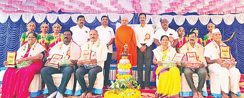 ಗುಂಡ್ಲುಪೇಟೆ ಪಟ್ಟಣದ ಮದ್ದಾನೇಶ್ವರ ಶಾಲೆಯಲ್ಲಿ ಆಯೋಜಿಸಿದ್ದ ಶಿಕ್ಷಕರ ದಿನಾಚರಣೆಯಲ್ಲಿ ಶಿಕ್ಷಕರನ್ನು ಸನ್ಮಾನಿಸಲಾಯಿತು. ಶ್ರೀ ಶಿವಲಿಂಗೇಂದ್ರಸ್ವಾಮೀಜಿ, ನಟರಾಜು, ಕೆ.ಎಸ್.ಶಿವಪ್ರಸಾದ್ ಇತರರು ಇದ್ದರು.