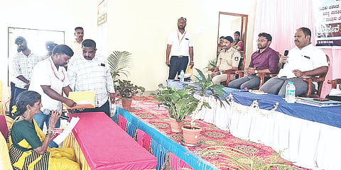 ಗುಂಡ್ಲುಪೇಟೆ ತಾಲೂಕಿನ ತೆರಕಣಾಂಬಿ ಗ್ರಾಮದಲ್ಲಿ ತಾಲೂಕು ಆಡಳಿತ ಆಯೋಜಿಸಿದ್ದ ಪ್ರಜಾಸೇವೆ ಆಂದೋಲನದಲ್ಲಿ ಮಹಿಳೆಯೊಬ್ಬರು ತಮಗೆ ನಿವೇಶನ ನೀಡುವಂತೆ ಮನವಿ ಮಾಡಿದರು, ಗಣೇಶ್ ಪ್ರಸಾದ್, ಎಂ.ಎಸ್.ತನ್ಮಯಿ, ಮೋಹಿತ್ ಸಹದೇವ್, ಮಹದೇವಸ್ವಾಮಿ, ನಾಗೇಂದ್ರ ಇದ್ದರು.