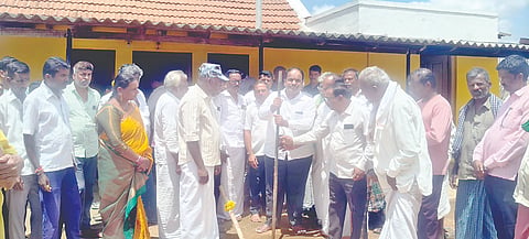 ಗುಂಡ್ಲುಪೇಟೆ ತಾಲೂಕಿನ ರಾಘವಾಪುರ ಗ್ರಾಮದಲ್ಲಿ ಸಿಸಿ ರಸ್ತೆ ಹಾಗೂ ಚರಂಡಿ ನಿರ್ಮಾಣ ಕಾಮಗಾರಿಗಳಿಗೆ ಶಾಸಕ ಎಚ್.ಎಂ.ಗಣೇಶಪ್ರಸಾದ್ ಭೂಮಿಪೂಜೆ ನೆರವೇರಿಸಿದರು. ಎಚ್.ಎಸ್.ನಂಜುಂಡಪ್ರಸಾದ್, ನಾಗೇಶ್, ಎಚ್.ಎಸ್.ನಂಜಪ್ಪ ಇತರರು ಇದ್ದರು.