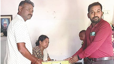 ಸಿರಗುಪ್ಪದಲ್ಲಿ ಶ್ರೀ ಕ್ಷೇತ್ರ ಧರ್ಮಸ್ಥಳ ಗ್ರಾಮಾಭಿವೃದ್ಧಿ ಯೋಜನೆಯಿಂದ ಜನಮಂಗಲ ಕಾರ್ಯಕ್ರಮದಡಿ ಫಲಾನುಭವಿ ದುರುಗಮ್ಮಗೆ ಕ್ಷೇತ್ರ ಯೋಜನಾಧಿಕಾರಿ ಸುಧೀರ್ ಹಂಗಳೂರು ವಾಟರ್ ಬೆಡ್ ವಿತರಿಸಿದರು.