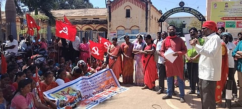 ವಿವಿಧ Open meeting ಬೇಡಿಕೆ ಈಡೇರಿಕೆಗಾಗಿ ಶ್ರೀನಿವಾಸಪುರದಲ್ಲಿ ವಿವಿಧ ಸಂಟನೆ ಮುಖಂಡರು ಪ್ರತಿಭಟನೆ ನಡೆಸಿದರು. ಸಿಪಿಎಂ ಜಿಲ್ಲಾ ಕಾರ್ಯದರ್ಶಿ ಪಿ.ಆರ್​.ಸೂರ್ಯನಾರಾಯಣ, ರೈತ ಸಂದ ಜಿಲ್ಲಾ ಪ್ರಧಾನ ಕಾರ್ಯದರ್ಶಿ ಪಾತಕೋಟೆ ನವೀನ್​ಕುಮಾರ್​, ಗ್ರಾಪಂ ನೌಕರ ಸಂದ ಜಿಲ್ಲಾಧ್ಯ ಅಮರನಾರಾಯಣ, ಅಂಗನವಾಡಿ ನೌಕರ ಸಂದ ಜಿಲ್ಲಾಧ್ಯೆ ಆರ್​.ಆಂಜಲಮ್ಮ, ಬಿಸಿಯೂಟ ನೌಕರ ಸಂದ ಜಿಲ್ಲಾ ಸಂಚಾಲಕಿ ಜಿ.ಲ್ಮದೇವಮ್ಮ ಇದ್ದರು.