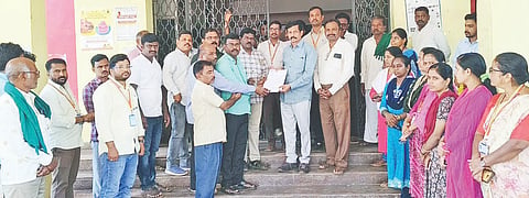 ಸವಣೂರ ಪಟ್ಟಣದಲ್ಲಿರುವ ತಾಲೂಕು ಭೂ ದಾಖಲೆಗಳ ಸಹಾಯಕ ನಿರ್ದೇಶಕರ ಕಚೇರಿಯಲ್ಲಿ ಇತ್ತೀಚೆಗೆ ನಡೆದ ಸಹಾಯಕ ನಿರ್ದೇಶಕರೊಂದಿಗೆ ಕೆಲವರು ಅನುಚಿತ ವರ್ತನೆ ಕೈಗೊಂಡಿರುವುದನ್ನು ಖಂಡಿಸಿ ರಾಜ್ಯ ನೌಕರರ ಸಂಘದ ತಾಲೂಕು ಘಟಕದ ಪದಾಧಿಕಾರಿಗಳು ಗುರುವಾರ ತಹಸೀಲ್ದಾರ್ ರವಿಕುಮಾರ ಕೊರವರ ಅವರಿಗೆ ಮನವಿ ಸಲ್ಲಿಸಿದರು. ಬಸವರಾಜ ಹೊಸಮನಿ,  ಚನ್ನಪ್ಪ ಬಮ್ಮಕ್ಕನವರ, ಸಂದೇಶ ಲಾಡ್, ಇತರರಿದ್ದರು.