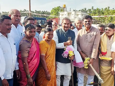 ಯರೇಹಳ್ಳಿಯಲ್ಲಿ ನಿರ್ಮಿಸಲು ಉದ್ದೇಶಿಸಿರುವ ವಿದ್ಯುತ್ ಉಪಕೇಂದ್ರ ಕಾಮಗಾರಿಗೆ ಸಚಿವ ಕೆ.ಜೆ.ಜಾರ್ಜ್ ಭೂಮಿ ಪೂಜೆ ನೆರವೇರಿಸಿದರು. ಜಿ.ಎಚ್.ಶ್ರೀನಿವಾಸ್, ಟಿ.ಡಿ.ರಾಜೇಗೌಡ, ಡಾ.ಕೆ.ಪಿ.ಅಂಶುಮಂತ್, ರೇಖಾ ಇತರರಿದ್ದರು.