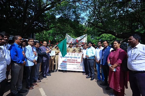 ಬಳ್ಳಾರಿಯ ಡಿಸಿ ಕಚೇರಿ ಆವರಣದಲ್ಲಿ ಆಯೋಜಿಸಿದ್ದ ಜಾಥಾಕ್ಕೆ ನ್ಯಾಯಾಧೀಶ ಸಿದ್ದಲಿಂಗ ಪ್ರಭು ಚಾಲನೆ ನೀಡಿದರು. ಎಡಿಸಿ ಮಹಮ್ಮದ್ ಎನ್.ಜುಬೇರ್, ನ್ಯಾ.ರಾಜೇಶ್ ಎನ್.ಹೊಸಮನೆ, ಉಪವಿಭಾಗ ಕಾರ್ಮಿಕ ಅಧಿಕಾರಿ ಸಿದ್ದಪ್ಪ ಜಿ. ಖೈನೂರ, ಮಹಿಳಾ ಮತ್ತು ಮಕ್ಕಳ ಅಭಿವೃದ್ಧಿ ಇಲಾಖೆಯ ಉಪನಿರ್ದೇಶಕ ರಾಮಕೃಷ್ಣ ನಾಯ್ಕ ಎಂ., ಜಿಲ್ಲಾ ಮಕ್ಕಳ ರಕ್ಷಣಾ ಘಟಕದ ಜಿಲ್ಲಾ ಮಕ್ಕಳ ರಕ್ಷಣಾಧಿಕಾರಿ ಸಿಂಧೆ ನಂದಿನಿ ಇತರರಿದ್ದರು.