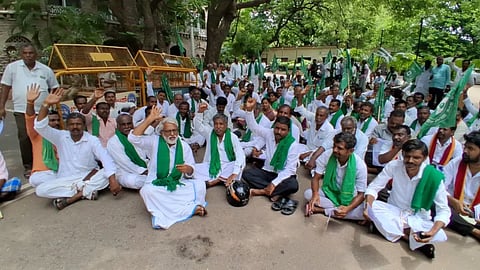ಬಳ್ಳಾರಿಯ ಡಿಸಿ ಕಚೇರಿ ಆವರಣದಲ್ಲಿ ಕರ್ನಾಟಕ ರಾಜ್ಯ ರೈತ ಸಂಘ ಹಾಗೂ ಹಸಿರು ಸೇನೆಯಿಂದ ಷರತ್ತು ರಹಿತವಾಗಿ ರಸಗೊಬ್ಬರ ಪೂರೈಸಲಿ ಎಂಬುದಾಗಿ ಆಗ್ರಹಿಸಿ ಪ್ರತಿಭಟನೆ ನಡೆಯಿತು. ಸಂಘದ ರಾಜ್ಯಾಧ್ಯಕ್ಷ ಆರ್.ಮಾಧವರೆಡ್ಡಿ, ರೈತರಾದ ಶೇಷಪ್ಪ, ಗೋವಿಂದರೆಡ್ಡಿ, ತಿಮ್ಮಪ್ಪ, ಗಾದಿಲಿಂಗನಗೌಡ, ಹನುಮಂತ ಇತರರಿದ್ದರು.