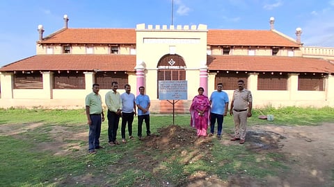 ಬಳ್ಳಾರಿಯ ಮೆಸೋನಿಕ್ ಹಾಲ್‌ನ  ಮುಂಭಾಗದ ಸರ್ಕಾರಿ ಭೂಮಿಯನ್ನು ವಶಪಡಿಸಿಕೊಂಡರು. ಎಡಿಸಿ ಮಹಮ್ಮದ್ ಎನ್.ಜುಬೇರ್, ಎಸಿ ಎಚ್.ಡಿ.ರಾಜೇಶ್, ತಹಸೀಲ್ದಾರ್ ಟಿ.ರೇಖಾ, ಡಿಡಿಎಲ್‌ಆರ್ ಪ್ರಮೋದ್ ಇದ್ದರು.