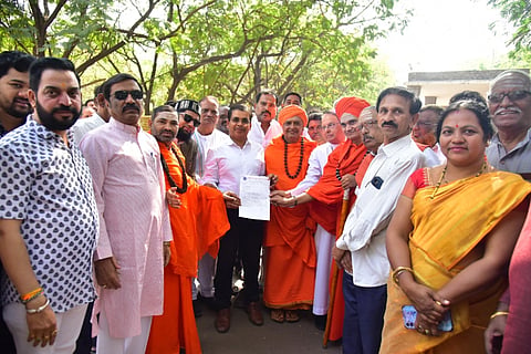 ಬಳ್ಳಾರಿಯ ಡಿಸಿ ಕಚೇರಿ ಆವರಣದಲ್ಲಿ 88ನೇ ಅಖಿಲ ಭಾರತ ಕನ್ನಡ ಸಮ್ಮೇಳನ ಆಯೋಜಿಸಲು ಒತ್ತಾಯಿಸಿ ಎಡಿಸಿ ಮಹಮ್ಮದ್ ಎನ್.ಜುಬೇರ್ ಅವರಿಗೆ ಮನವಿ ಸಲ್ಲಿಸಲಾಯಿತು. ಕಸಾಪ ಜಿಲ್ಲಾಧ್ಯಕ್ಷ ನಿಷ್ಠಿ ರುದ್ರಪ್ಪ, ಕಲ್ಯಾಣ ಸ್ವಾಮೀಜಿ, ಪ್ರಭು ಸ್ವಾಮೀಜಿ, ನಾನಾ ಸಂಘಟನೆ ಪದಾಧಿಕಾರಿಗಳಾದ ಸೌಮ್ಯರೆಡ್ಡಿ, ಕಲ್ಲುಕಂಭ ಪಂಪಾಪತಿ, ಬಿ.ಎಂ.ಪಾಟೀಲ್, ಹುಮಾಯಾನ್ ಖಾನ್ ಇತರರಿದ್ದರು.