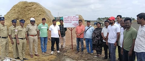ಬಳ್ಳಾರಿಯ ಮುಂಡರಗಿ ಕೈಗಾರಿಕಾ ಪ್ರದೇಶದಲ್ಲಿ ಒತ್ತುವರಿಯಾದ ಭೂಮಿಯನ್ನು ವಶಪಡಿಸಿಕೊಂಡು ನಾಮಫಲಕ ಅಳವಡಿಸಲಾಯಿತು. ಎಡಿಸಿ ಮಹಮ್ಮದ್ ಎನ್.ಜುಬೇರ್, ಎಸಿ ಎಚ್.ಡಿ.ರಾಜೇಶ್, ತಹಸೀಲ್ದಾರ್ ಟಿ.ರೇಖಾ, ಸಿಬ್ಬಂದಿ ಕೃಷ್ಣಪ್ಪ, ಮನೋಹರ್, ದೇವರಾಜ್ ಇತರರಿದ್ದರು.