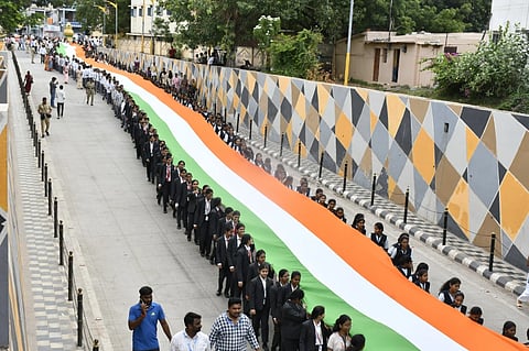ಬಳ್ಳಾರಿಯ ದುರ್ಗಮ್ಮ ದೇವಸ್ಥಾನದ ರಸ್ತೆಯಲ್ಲಿ ಎಬಿವಿಪಿ ವತಿಯಿಂದ ಭವ್ಯ ತಿರಂಗಾ ಯಾತ್ರೆ ನಡೆಯಿತು.