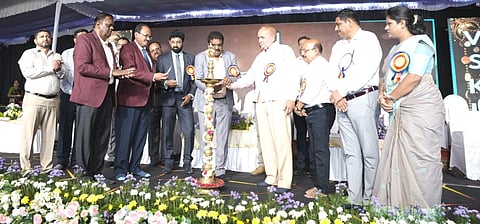 ಬಳ್ಳಾರಿಯ ವಿಎಸ್‌ಕೆ ವಿವಿಯಲ್ಲಿ ಆಯೋಜಿಸಿದ್ದ ವಿಚಾರ ಸಂಕಿರಣ ಕಾರ್ಯಕ್ರಮವನ್ನು ನ್ಯಾಕ್ ಸಮಿತಿಯ ಕಾರ್ಯಕಾರಿ ಸಮಿತಿಯ ಅಧ್ಯಕ್ಷ ಪ್ರೊ.ನಾಗೇಶ್ವರ ರಾವ್ ಉದ್ಘಾಟಿಸಿದರು. ಕುಲಪತಿ ಪ್ರೊ.ಎಂ.ಮುನಿರಾಜು, ಕುಲಸಚಿವ ಪ್ರೊ.ವಿ. ಲೋಕೇಶ್, ವಿತ್ತಾಧಿಕಾರಿ ಸ್ಫೂರ್ತಿ ಕೆ.ಜಿ., ಪ್ರೊ.ಸದ್ಯೋಜಾತಪ್ಪ ಎಸ್., ಪ್ರೊ.ಜಿ.ಪಿ ದಿನೇಶ್, ವಾಣಿಜ್ಯಶಾಸ್ತ್ರ ವಿಭಾಗದ ಮುಖ್ಯಸ್ಥ ಡಾ.ರವಿ, ಸಿಎ ಕೆ. ಗುರುರಾಜ್ ಇತರರಿದ್ದರು.