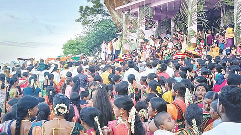 ಯಲಬುರ್ಗಾ ತಾಲೂಕಿನ ಲಿಂಗನಬಂಡಿ ಗ್ರಾಮದ ಶ್ರೀ ಹುಲಿಗೆಮ್ಮ ದೇವಿ ಜಾತ್ರೆಗೆ ಸೇರಿರುವ ಭಕ್ತರು.