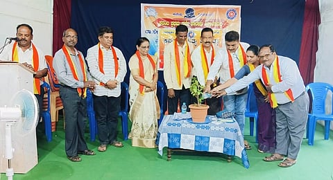 ಶಿರಾಳಕೊಪ್ಪದ ಕದಂಬ ಪ್ರಥಮದರ್ಜೆ ಕಾಲೇಜಿನಲ್ಲಿ ದತ್ತಿ ಉಪನ್ಯಾಸ ಕಾರ್ಯಕ್ರಮವನ್ನು ಪ್ರಾಚಾರ್ಯ ಬಿ.ಎಚ್​.ಯುವರಾಜ್​ ಉದ್ಘಾಟಿಸಿದರು. ಡಾ. ರಾಜೇಂದ್ರ, ಎಚ್​.ಎಸ್​.ಯೋಗಿರಾಜ್​, ಲತಾ, ಟಿ.ಎಂ.ಮಂಜಣ್ಣ ಇತರರಿದ್ದರು.