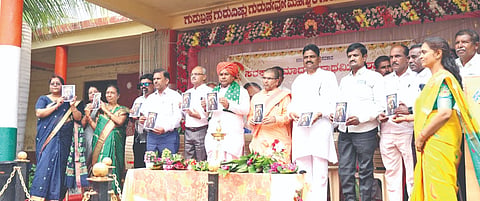 ವಡವಡಗಿ ಗ್ರಾಮದ ಮಾದರಿ ಪ್ರಾಥಮಿಕ ಸರ್ಕಾರಿ ಶಾಲೆಯಲ್ಲಿ ನಡೆದ ಶಿಕ್ಷಕಿ ಮಹಾನಂದ ಬ್ಯಾಕೋಡ ಅವರ ನಿವೃತ್ತಿ ಸಮಾರಂಭ ಹಾಗೂ ಅವರ ‘ಕಾಡತಾವ ನೆನಪುಗಳು’ ಕವನ ಸಂಕಲನವನ್ನು ಶ್ರೀಗಳು ಬಿಡುಗಡೆಗೊಳಿಸಿದರು. ವಿವೇಕಾನಂದ ಕಲ್ಯಾಣಶೆಟ್ಟಿ, ಗುರುವೀರ ಸಿದ್ಧಸ್ವಾಮಿಗಳು, ರವಿಕುಮಾರ ಗಂಗಾಶೆಟ್ಟಿ, ಬ್ರಿಂಗೆಶ್ವರ ಶಿವಾಚಾರ್ಯ ಶ್ರೀ ಇತರರಿದ್ದರು.