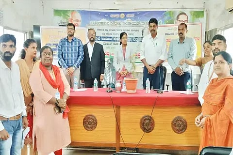 ಭದ್ರಾವತಿ ತಾಪಂ ಸಭಾಂಗಣದಲ್ಲಿ ಆಯೋಜಿಸಿದ್ದ ವಿಶ್ವ ತಂಬಾಕುರಹಿತ ದಿನಾಚರಣೆಯಲ್ಲಿ ಚೇತನಾ, ಎಂ ವಿ.ಅಶೋಕ್, ಪ್ರದೀಪ್ ದೇವಗಿರಿ, ಕೇಶವಮೂರ್ತಿ, ಕೆ.ಎನ್.ಹೇಮಂತ್ ಇತರರಿದ್ದರು.