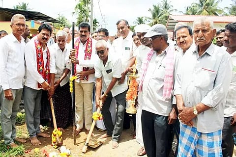 ಚಿಕ್ಕಮಗಳೂರು ವಿಧಾನಸಭಾ ಕ್ಷೇತ್ರದ ಬಾಣೂರು ಗ್ರಾಮದಲ್ಲಿ ೩೦ ಲಕ್ಷ ರೂ. ವೆಚ್ಚದಲ್ಲಿ ರಸ್ತೆ ಅಭಿವೃದ್ಧಿ ಕಾಮಗಾರಿಗಳಿಗೆ ಶಾಸಕ ಹೆಚ್.ಡಿ. ತಮ್ಮಯ್ಯ ಅವರು ಶುಕ್ರವಾರ ಗುದ್ದಲಿಪೂಜೆ ನೆರೆವೇರಿಸಿದರು.