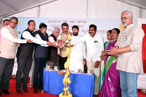 ಚಿಕ್ಕಮಗಳೂರು ಹೊಸಮನೆ ವೃತ್ತದ ಸಮೀಪ ಬ್ರಿಗೇಡ್ ಸಂಸ್ಥೆಯಿಂದ ನವೀಕರಣಗೊಂಡಿರುವ 105 ವರ್ಷ ಹಳೆಯದಾದ ವಿಶ್ವವಿದ್ಯಾಲಯ ವಿದ್ಯಾ ಶಾಲೆ ಕಟ್ಟಡ ಹಾಗೂ ಕ್ರೀಡಾಂಗಣ ಉದ್ಘಾಟನೆಯ ಸಭಾ ಕಾರ್ಯಕ್ರಮವನ್ನು ವಿಧಾನ ಪರಿಷತ್‌ ಉಪಸಭಾಪತಿ ಎಂ.ಕೆ.ಪ್ರಾಣೇಶ್‌ ಉದ್ಘಾಟಿಸಿದರು.