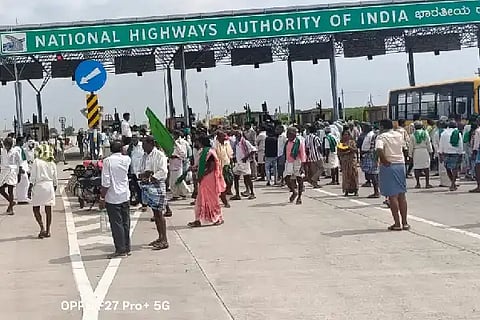 ಚಳ್ಳಕೆರೆ ತಾಲೂಕಿನ ಹಿರೇಹಳ್ಳಿ ಸಮೀಪದ ರಾಷ್ಟ್ರೀಯ ಹೆದ್ದಾರಿ ಬಳಿ ಮಂಗಳವಾರ ರಾಜ್ಯ ರೈತ ಸಂಘದ ನೂರಾರು ಕಾರ್ಯಕರ್ತರು ಬೆಳೆ ವಿಮೆ ಬಿಡುಗಡೆಗೆ ಆಗ್ರಹಿಸಿ ಪ್ರತಿಭಟನೆ ನಡೆಸಿದರು. ರೆಡ್ಡಿಹಳ್ಳಿ ವೀರಣ್ಣ, ಬೇಡರೆಡ್ಡಿಹಳ್ಳಿ ಬಸವರೆಡ್ಡಿ, ಕೆ.ಟಿ. ತಿಪ್ಪೇಸ್ವಾಮಿ, ರವಿ ಕುಮಾರ, ರಾಜಣ್ಣ, ರಂಗಾರೆಡ್ಡಿ ಇದ್ದರು.
