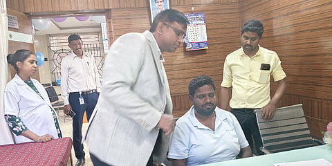 ದೇವನಹಳ್ಳಿ ನ್ಯೂ ಮಾನಸ ಮತ್ತು ಪೇನ್​ ಕ್ಲಿನಿಕ್​ನಿಂದ ಹಮ್ಮಿಕೊಂಡಿದ್ದ ಉಚಿತ ಆರೋಗ್ಯ ತಪಾಸಣಾ ಶಿಬಿರದಲ್ಲಿ ಡಾ.ರಾವೇಂದ್ರ ಆರೋಗ್ಯ ತಪಾಸಣೆ ಮಾಡಿದರು. 