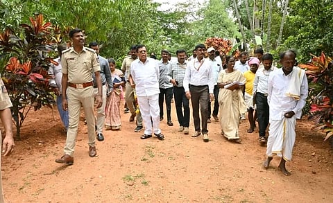 ಮಧುಗಿರಿ Rajanna ತಾಲೂಕಿನ ದೊಡ್ಡೇರಿ ಹೋಬಳಿ ವ್ಯಾಪ್ತಿಯ ರಂಗಾಪುರ ಗೊಲ್ಲರಹಟ್ಟಿ ಸಮೀಪ ನೂತನವಾಗಿ ನಿಮಾರ್ಣಗೊಳ್ಳುತ್ತಿರುವ ಪ್ರತಿಷ್ಠಿತ ಜಿಟಿಟಿಸಿ ಕಾಲೇಜು ನಿಮಾರ್ಣ ಕಾಮಗಾರಿಯನ್ನು ಶಾಸಕ ಕೆ.ಎನ್​. ರಾಜಣ್ಣ ಪರಿಶೀಲಿಸಿದರು. ತಾಪಂ ಮಾಜಿ ಸದಸ್ಯ ನಜೀರ್​ ಸಾಬ್​, ಮುಖಂಡರಾದ ಶ್ರೀರಂಗಪ್ಪ, ಸಿಡಿದುಗಲ್​ ಮುದ್ದೇಗೌಡ, ತೋಟಗಾರಿಕಾ ಸಹಾಯಕ ನಿರ್ದೇಶಕ ಶಶಿಕುಮಾರ್​ ಇದ್ದರು. 