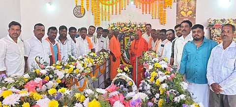 ತಿ.ನರಸೀಪುರ ತಾಲೂಕಿನ ಬನ್ನಹಳ್ಳಿಹುಂಡಿ ಗ್ರಾಮದಲ್ಲಿ ಆಯೋಜಿಸಿದ್ದ ಶ್ರೀ ಮಹದೇಶ್ವರಸ್ವಾಮಿ ದೇವಸ್ಥಾನದ ವಾರ್ಷಿಕೋತ್ಸವದಲ್ಲಿ ವಾಟಾಳು ಮಠದ ಶ್ರೀ ಸಿದ್ದಲಿಂಗ ಶಿವಾಚಾರ್ಯ ಸ್ವಾಮೀಜಿ, ರಾಜಶೇಖರ ಸ್ವಾಮೀಜಿ, ಮಲ್ಲಪ್ಪ ಸ್ವಾಮೀಜಿ, ಶಿವಕುಮಾರ ಸ್ವಾಮೀಜಿ, ಪಿ.ನಟರಾಜು ಇತರರು ಇದ್ದರು.