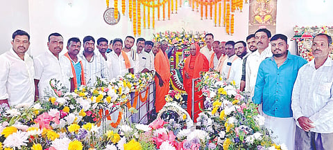 ತಿ.ನರಸೀಪುರ ತಾಲೂಕಿನ ಬನ್ನಹಳ್ಳಿಹುಂಡಿ ಗ್ರಾಮದಲ್ಲಿ ಆಯೋಜಿಸಿದ್ದ ಶ್ರೀ ಮಹದೇಶ್ವರಸ್ವಾಮಿ ದೇವಸ್ಥಾನದ ವಾರ್ಷಿಕೋತ್ಸವದಲ್ಲಿ ವಾಟಾಳು ಮಠದ ಶ್ರೀ ಸಿದ್ದಲಿಂಗ ಶಿವಾಚಾರ್ಯ ಸ್ವಾಮೀಜಿ, ರಾಜಶೇಖರ ಸ್ವಾಮೀಜಿ, ಮಲ್ಲಪ್ಪ ಸ್ವಾಮೀಜಿ, ಶಿವಕುಮಾರ ಸ್ವಾಮೀಜಿ, ಪಿ.ನಟರಾಜು ಇತರರು ಇದ್ದರು.