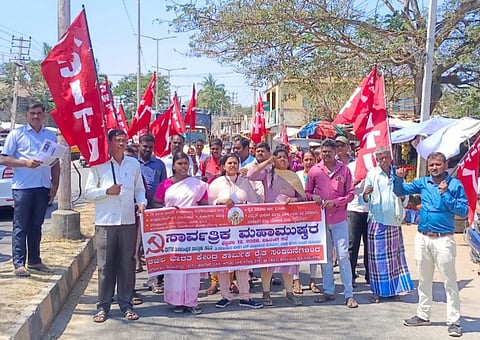 ಕಾರ್ಮಿಕ ವಿರೋಧಿ ಹೊಸ ಕಾಯ್ದೆಗಳನ್ನು ರದ್ದುಗೊಳಿಸುವಂತೆ ಆಗ್ರಹಿಸಿ ಕಾರ್ಮಿಕ ಸಂಘಟನೆಗಳ ಪದಾಧಿಕಾರಿಗಳು ತಿ.ನರಸೀಪುರದಲ್ಲಿ ಗುರುವಾರ ಪ್ರತಿಭಟನೆ ನಡೆಸಿದರು. ಸಿ.ಪುಟ್ಟಮಲ್ಲಯ್ಯ, ಸಿ.ಬಿ.ನವೀನ್ ಕುಮಾರ್, ಶಶಿಕುಮಾರ್, ಕೇತುಪುರ ನಾಗರಾಜು, ಶಕುಂತಲಾ ಇತರರು ಇದ್ದರು.