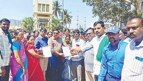 ಹೂವಿನಹಡಗಲಿಯಲ್ಲಿ ತಹಸೀಲ್ದಾರ್ ಕೆ.ಎಂ.ಗುರುಬಸವರಾಜ ಹಾಗೂ ತಾಪಂ ಇಒ ಪರಮೇಶ್ವರಗೆ ವಿವಿಧ ಕಾರ್ಮಿಕ ಸಂಘಟನೆಗಳಿಂದ ಮನವಿ ಸಲ್ಲಿಸಲಾಯಿತು.