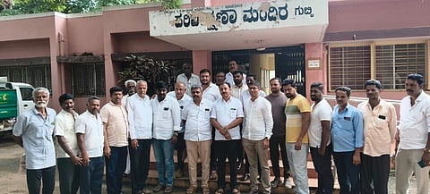 ಸುದ್ದಿಗೋಷ್ಠಿಯಲ್ಲಿ pressmeet ಎಸ್​.ಡಿ.ದಿಲೀಪ್​ ಕುಮಾರ್​, ಬೀರಮಾರನಹಳ್ಳಿ ನರಸೇಗೌಡ, ನಂಜೇಗೌಡ, ಬೋರಪ್ಪನಹಳ್ಳಿ ಕುಮಾರ್​, ವೀರಣ್ಣಗುಡಿ ರಾಮಣ್ಣ, ರವಿಕುಮಾರ್​, ಬಾಬಣ್ಣ, ಕೇಶವ್​, ನಂದೀಶ್​, ಪಾಪಣ್ಣ, ಹರೀಶ್​, ಲಕ್ಷಿ$್ಮನಾರಾಯಣ, ಸೀನಣ್ಣ ಇತರರು ಇದ್ದರು.  