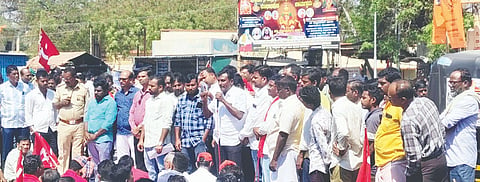 ಗಂಗಾವತಿ ಸಿಬಿಎಸ್ ವೃತ್ತದಲ್ಲಿ ಸಿಪಿಐ(ಎಂ)ಪಕ್ಷ ಗುರುವಾರ ಪ್ರತಿಭಟನೆ ನಡೆಸಿತು. ಸಿಐಟಿಯು ರಾಜ್ಯ ಕಾರ್ಯದರ್ಶಿ ನಿರುಪಾದಿ ಬೆಣಕಲ್, ಪದಾಧಿಕಾರಿಗಳಾದ ಮಂಜುನಾಥ್ ಡಗ್ಗಿ, ಹುಸೇನಪ್ಪ, ಗಿರಿಜಮ್ಮ ದುರ್ಗಮ್ಮ ಹೊಸ್ಕೆರಾ, ನಾಗರಾಜ, ಮುತ್ತಣ್ಣ ಇತರರಿದ್ದರು.