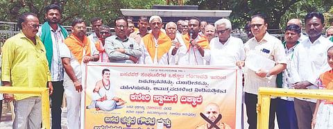 ಬಸವ ಕಲ್ಯಾಣದಲ್ಲಿ ಕನ್ನೇರಿ ಮಠದ ಶ್ರೀಗಳು ಆಯೋಜಿಸಿರುವ ಬಸವ ಕಲ್ಯಾಣ ಕಾರ್ಯಕ್ರಮ ನಿಷೇಧಿಸುವಂತೆ ಒತ್ತಾಯಿಸಿ ಬಸವಪರ ಸಂಘಟನೆಗಳ ಒಕ್ಕೂಟದ ಸದಸ್ಯರು ಗಂಗಾವತಿ ಜಗಜ್ಯೋತಿ ಬಸವೇಶ್ವರ ವೃತ್ತದ ಬಳಿ ಶುಕ್ರವಾರ ಪ್ರತಿಭಟನೆ ನಡೆಸಿದರು. ಬಸವಕೇಂದ್ರದ ಅಧ್ಯಕ್ಷ ಕೆ.ಬಸವರಾಜ, ವಿವಿಧ ಸಂಘಟನೆ ಪದಾಧಿಕಾರಿಗಳಾದ ದಿಲೀಪ್ ಕುಮಾರ ವಂದಾಲ, ಚನ್ನಬಸಮ್ಮ ಕಂಪ್ಲಿ, ಹನುಮಂತಪ್ಪ ಸರಿಗಮ, ಸಿ.ಎಚ್. ನಾರಿನಾಳ್ ಇತರರಿದ್ದರು.