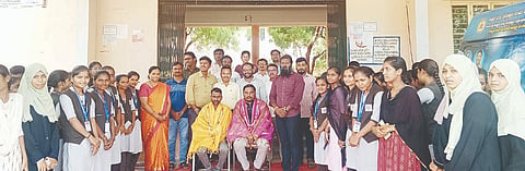 ಶ್ರೀರಾಮನಗರದ ಸಿಎನ್‌ಆರ್ ಸರ್ಕಾರಿ ಪದವಿ ಕಾಲೇಜಿನಲ್ಲಿ ಹಮ್ಮಿಕೊಂಡಿದ್ದ ಕಾಲೇಜು ಅಂಗಳದಲ್ಲಿ ತಾರಾಲಯ ಕಾರ್ಯಕ್ರಮದಲ್ಲಿ ಸಂಚಾರಿ ತಾರಾಲಯ ಕುರಿತು ಮಾಹಿತಿ ನೀಡಿದ ಸಂಯೋಜಕರಾದ ಚರಂತಯ್ಯ ಭೂಸನೂರಮಠ ಮತ್ತು ಮಂಜುನಾಥ ಇವರನ್ನು ಗೌರವಿಸಲಾಯಿತು. ಪ್ರಾಚಾರ್ಯ ಪ್ರೊ.ಸುಂಕೇಶ್ವರ ಕರಿಗೂಳಿ, ಐಕ್ಯೂಎಸಿ ಸಂಚಾಲಕ ಡಾ.ಕೆ.ವಿರೂಪಾಕ್ಷ ಇತರರಿದ್ದರು.
