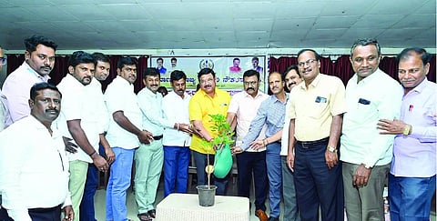 ಗಂಗಾವತಿ ಉಪವಿಭಾಗ ಆಸ್ಪತ್ರೆಯ ಧನ್ವಂತರಿ ಭವನದಲ್ಲಿ ಹಮ್ಮಿಕೊಂಡಿದ್ದ ಸರ್ಕಾರಿ ನೌಕರರ ತಾಲೂಕು ಘಟಕದ ವಾರ್ಷಿಕ ಮಹಾಸಭೆಯನ್ನು ಜಿಲ್ಲಾಧ್ಯಕ್ಷ ನಾಗರಾಜ ಜುಮ್ಮಣ್ಣನವರ್ ಗುರುವಾರ ಉದ್ಘಾಟಿಸಿದರು. ತಾಲೂಕಾಧ್ಯಕ್ಷ ಶಿವಶಂಕರ ಕಲ್ಮಠ, ಪದಾಧಿಕಾರಿಗಳಾದ ಶರಣಪ್ಪ ಹಕ್ಕಂಡಿ, ಬಿಇಒ ಎಚ್.ಬಿ.ನಟೇಶ, ಡಾ.ಈಶ್ವರ ಸವಡಿ ಇತರರಿದ್ದರು.