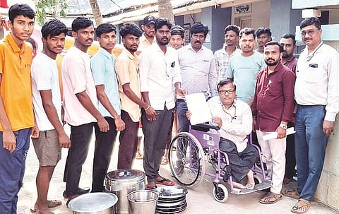  ಗಂಗಾವತಿ ವಿರುಪಾಪುರದ ಬಿಸಿಎಂ ಬಾಲಕರ ಹಾಸ್ಟೆಲ್ ವಿದ್ಯಾರ್ಥಿಗಳಿಗೆ ಆಹಾರ ವಿತರಿಸದ ಸಿಬ್ಬಂದಿ ಕ್ರಮ ಖಂಡಿಸಿ ಎಸ್‌ಎ್ಐ ತಾಲೂಕು ಸಮಿತಿ ಸದಸ್ಯರು ತಾಪಂ ಕಚೇರಿ ಮುಂದೆ ಪ್ರತಿಭಟನೆ ನಡೆಸಿ ವ್ಯವಸ್ಥಾಪಕ ನಿಜಾಮುದ್ದೀನ್‌ಗೆ ಗುರುವಾರ ಮನವಿ ಸಲ್ಲಿಸಿದರು. ಜಿಲ್ಲಾ ಕಾರ್ಯದರ್ಶಿ ಬಾಲಾಜಿ ಚಳ್ಳಾರಿ, ತಾಲೂಕಾಧ್ಯಕ್ಷ ಯು.ನಾಗರಾಜ, ಪದಾಧಿಕಾರಿಗಳಾದ ಬಸಯ್ಯ ಹಿರೇಮಠ, ಬಾದ್ನಟ್ಟಿ ಶರಣಬಸವ ಇತರರಿದ್ದರು.