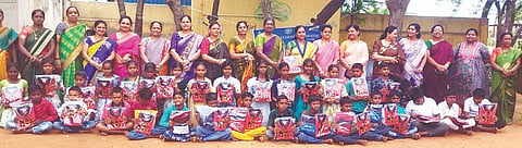 ಗಂಗಾವತಿ ತಾಲೂಕಿನ ವಡ್ಡರಹಟ್ಟಿ ಸ.ಹಿ.ಪ್ರಾ.ಶಾಲೆ ವಿದ್ಯಾರ್ಥಿಗಳಿಗೆ ಇನ್ನರ್ ವ್ಹೀಲ್ ಕ್ಲಬ್ ಅಧ್ಯಕ್ಷೆ ಸವಿತಾ ಸವಡಿ ಕ್ರೀಡಾ ಸಮವಸ್ತ್ರಗಳನ್ನು ಗುರುವಾರ ವಿತರಿಸಿದರು. ಕಾರ್ಯದರ್ಶಿ ಆಸ್ಮಾ, ಐಎಸ್‌ಒ ಕೆ.ಸುಜಾತಾ ರೆಡ್ಡಿ, ಪ್ರಮುಖರಾದ ಪ್ರಿಯಾಕುಮಾರಿ, ದಾಕ್ಷಾಯಿಣಿ ಇತರರಿದ್ದರು.