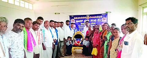 ಗಂಗಾವತಿ ಸರ್ಕಿಟ್‌ಹೌಸ್‌ನಲ್ಲಿ ಭೀಮ ಪ್ರಜಾಸಂಘದಿಂದ ಜಿಲ್ಲಾ ಮತ್ತು ತಾಲೂಕು ಘಟಕದ ಪದಾಧಿಕಾರಿಗಳ ಆಯ್ಕೆ ಸಭೆಯನ್ನು ರಾಜ್ಯಾಧ್ಯಕ್ಷ ಮುರುಗೇಶ ಶುಕ್ರವಾರ ಉದ್ಘಾಟಿಸಿದರು. ಜಿಲ್ಲಾಧ್ಯಕ್ಷ ನಾಗರಾಜ ಕಟ್ಟಿಮನಿ, ಉಪಾಧ್ಯಕ್ಷ ನರಸಿಂಹ, ತಾಲೂಕಾಧ್ಯಕ್ಷ ಗಣೇಶ ಬಸಾಪಟ್ಟಣ ಇತರರಿದ್ದರು.
