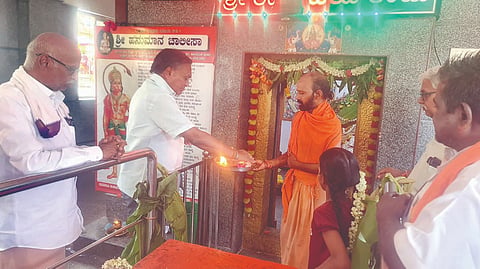 ಗಂಗಾವತಿ ತಾಲೂಕಿನ ಸಂಗಾಪುರದ ಕಣಿವೆ ಶ್ರೀ ಆಂಜನೇಯ ಸ್ವಾಮಿಗೆ ದೇವಾಲಯ ವಾರ್ಷಿಕೋತ್ಸವ ಹಿನ್ನೆಲೆಯಲ್ಲಿ ಸೋಮವಾರ ವಿಶೇಷ ಪೂಜೆ ಸಲ್ಲಿಸಲಾಯಿತು. ಮಾಜಿ ಶಾಸಕ ಪರಣ್ಣ ಮುನವಳ್ಳಿ, ದೇವಾಲಯ ಸಮಿತಿ ಸದಸ್ಯರಾದ ಗೋಪಾಲಸ್ವಾಮಿ, ಲಿಂಗಪ್ಪ ಜನಾದ್ರಿ, ಶ್ರೀನಿವಾಸ ಇತರರಿದ್ದರು.