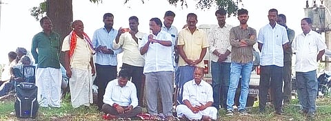 ಶ್ರೀರಾಮನಗರ ಹೊರವಲಯದ ಹೊಲವೊಂದರಲ್ಲಿ ಹಮ್ಮಿಕೊಂಡಿದ್ದ ಗ್ಯಾರಂಟಿ ಯೋಜನೆ ಲಾನುಭವಿಗಳೊಂದಿಗೆ ಸಂವಾದ ಕಾರ್ಯಕ್ರಮದಲ್ಲಿ ಯೋಜನೆ ಅನುಷ್ಠಾನ ಸಮಿತಿ ಜಿಲ್ಲಾಧ್ಯಕ್ಷ ರೆಡ್ಡಿ ಶ್ರೀನಿವಾಸ ಶುಕ್ರವಾರ ಮಾತನಾಡಿದರು. ತಾಪಂ ಇಒ ರಾಮರೆಡ್ಡಿ ಪಾಟೀಲ್, ಗ್ರಾಪಂ ಪಿಡಿಒ ನಾಗೇಶ ಕುರ್ಡಿ, ಪ್ರಮುಖರಾದ ರಾಮಕೃಷ್ಣ, ಮಹೆಬೂಬ್ ಇತರರಿದ್ದರು.