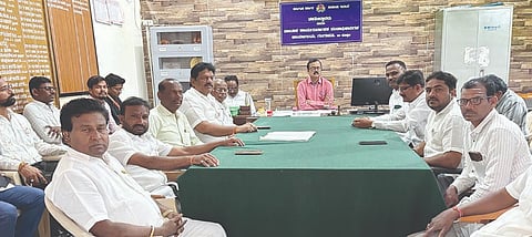ಗಂಗಾವತಿ ತಾಲೂಕಾಡಳಿತ ಸೌಧದಲ್ಲಿ ಮಹಾಯೋಗಿ ಶ್ರೀ ವೇಮನ ಜಯಂತಿ ಪೂರ್ವಸಭಾವಿ ಸಭೆಯಲ್ಲಿ ತಹಸೀಲ್ದಾರ್ ಯು.ನಾಗರಾಜ್ ಸೋಮವಾರ ಮಾತನಾಡಿದರು. ರೆಡ್ಡಿ ಸಮಾಜದ ತಾಲೂಕಾಧ್ಯಕ್ಷ ಆರ್.ಪಿ.ರೆಡ್ಡಿ, ಮುಜರಾಯಿ ಇಲಾಖೆ ನಾಮನಿರ್ದೇಶಕ ವಿಶ್ವನಾಥ ಮಾ.ಪಾಟೀಲ್, ಸಮಾಜದ ಮುಖಂಡರಾದ ಮನೋಹರಗೌಡ ಹೇರೂರು, ರಾಜೇಶ ಅಂಗಡಿ, ವಿಜಯಕುಮಾರ ಗದ್ದಿ ಇತರರಿದ್ದರು.
