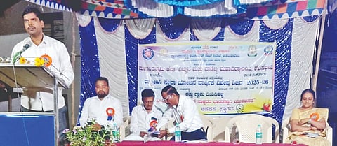 ಹಂಸಭಾವಿ ಸಮೀಪದ ದೀವಿಗಿಹಳ್ಳಿ ಗ್ರಾಮದಲ್ಲಿ ಆಯೋಜಿಸಿದ್ದ ಎನ್ನೆಸ್ಸೆಸ್ ಶಿಬಿರದಲ್ಲಿ ಡಾ.ದೀಪಕ ಶಿಂಧೆ ಮಾತನಾಡಿದರು. ಡಾ. ವಿಜಯಕುಮಾರ ದಾನೇನವರ, ಸುಭಾಸ ಬೆಳವಲಕೋನಿ,  ಡಾ. ಬಸವ್ವ ಹಮ್ಮಿಣಿ, ಡಾ. ಲೋಕೇಶ ಬಿ., ಮಹೇಂದ್ರ ಎಲಿ ಇತರರಿದ್ದರು.