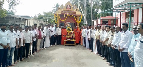 ತಿ.ನರಸೀಪುರ ಪಟ್ಟಣಕ್ಕೆ ಆಗಮಿಸಿದ ಸುತ್ತೂರು ಜಾತ್ರೋತ್ಸವದ ಪ್ರಚಾರ ರಥವನ್ನು ಮುಖಂಡರು ಪುಷ್ಪಾರ್ಚನೆ ಮಾಡಿ ಸ್ವಾಗತಿಸಿದರು. ಶ್ರೀ ಸಿದ್ದಲಿಂಗ ಶಿವಾಚಾರ್ಯ ಸ್ವಾಮೀಜಿ, ಶ್ರೀ ಷಡಕ್ಷರ ದೇಶಿಕೇಂದ್ರ ಸ್ವಾಮೀಜಿ, ಬಿ. ಎಂ.ಶಿವಮಲ್ಲಪ್ಪ, ತೊಟ್ಟವಾಡಿ ರವಿ, ಸಿ.ಎಂ.ಪ್ರಕಾಶ್, ಕೆ.ವಿ. ಶಿವಶಂಕರ್, ಎಸ್.ಕೆ.ಕಿರಣ್, ಪರಮೇಶ್ ಪಟೇಲ್, ಕೆಇಬಿ ಸಿದ್ದಲಿಂಗಸ್ವಾಮಿ ಇತರರು ಇದ್ದರು.