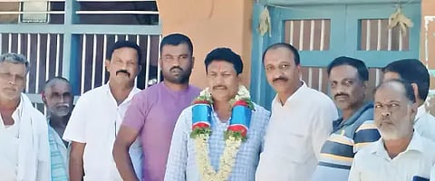 ಕಡೂರು ತಾಲೂಕಿನ ಸರಸ್ವತಿಪುರ ಗ್ರಾಮದ ಶ್ರೀ ಕೊಲ್ಲಾಪುರೇಶ್ವರಿ ದೇವಾಲಯ ಸಮಿತಿ ಅಧ್ಯಕ್ಷ ರುದ್ರೇಗೌಡ ಅವರನ್ನು ಗ್ರಾಮಸ್ಥರು ಅಭಿನಂದಿಸಿದರು. ಎಸ್.ಕೆ. ಸುರೇಶ್, ಕೆಂಪಯ್ಯ, ತಮಟೇಗೌಡ, ಗಣೇಶ ಆಚಾರ್, ಸಂತೋಷ್, ಬೋಜೇಗೌಡ, ಎಸ್.ಎಲ್.ಮಂಜಪ್ಪ, ಶಿವಣ್ಣ ಮತ್ತಿತರರಿದ್ದರು.