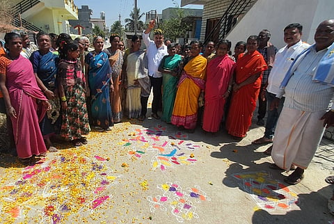 ಕುಣಿಗಲ್​ ತಾಲೂಕು ಅಮೃತ್ತೂರು ಹೋಬಳಿ ಹಂದಲಗೆರೆ ಗ್ರಾಮದಲ್ಲಿ ಆಯೋಜಿಸಿದ್ದ ರಂಗೋಲಿ ಸ್ಪರ್ಧೆಯಲ್ಲಿ ಶಾಸಕ ಡಾ.ರಂಗನಾಥ್​ ಹಾಗೂ ಸ್ಥಳಿಯ ಗ್ರಾಮ ಪತಿನಿಧಿಗಳು ಇದ್ದರು.  