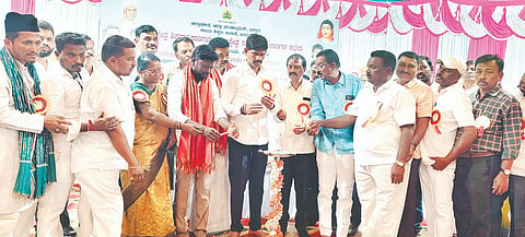 ಕುರುಗೋಡಿನಲ್ಲಿ ತಾಲೂಕು ಮಟ್ಟದ ಶಿಕ್ಷಕರ ದಿನ, ಸಾವಿತ್ರಿಬಾಯಿ ಫುಲೆ ಜಯಂತಿ, ತಾಲೂಕು ಮಟ್ಟದ ಉತ್ತಮ ಶಿಕ್ಷಕರ ಪ್ರಶಸ್ತಿ ಪ್ರದಾನ ಮತ್ತು ನಿವೃತ್ತ ಶಿಕ್ಷಕರಿಗೆ ಸನ್ಮಾನ ಸಮಾರಂಭವನ್ನು ಶಾಸಕ ಜೆ ಎನ್ ಗಣೇಶ್ ಉದ್ಘಾಟಿಸಿದರು.