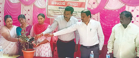 ಕುರುಗೋಡು ತಾಲೂಕಿನ ಸಿಂಧಿಗೇರಿ ಗ್ರಾಪಂನಲ್ಲಿ ಆಯೋಜಿಸಿದ್ದ ಕಾಯಕ ಗ್ರಾಮ ಮತ್ತು ಮಹಿಳಾ ಸ್ವಸಾಹಯ ಸಂಘದ ಸಭೆಯನ್ನು  ಗ್ರಾಪಂ ಅಧ್ಯಕ್ಷೆ ಜಿ ಗಾದೆಮ್ಮ ಉದ್ಘಾಟಿಸಿದರು.