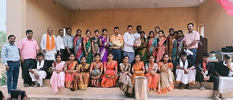 SSLC ಲಕ್ಷ್ಮೇಶ್ವರ ತಾಲೂಕು ಯಲ್ಲಾಪುರ ಗ್ರಾಮದ ಸರ್ಕಾರಿ ಪ್ರೌಢಶಾಲೆಯ ಹತ್ತನೇ ತರಗತಿ ಮಕ್ಕಳು  ತಾಯಂದಿರ ಪಾದಪೂಜೆ ಮಾಡಿದರು