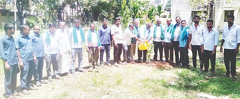 ತಿ.ನರಸೀಪುರ ಪಟ್ಟಣದ ಕೆಎಸ್‌ಐಸಿ ರೇಷ್ಮೆ ಕಾರ್ಖಾನೆ ಆವರಣದಲ್ಲಿ ಕ್ರೀಡಾಂಗಣ ನಿರ್ಮಾಣ ಮಾಡುವ ನಿರ್ಧಾರವನ್ನು ಸರ್ಕಾರ ಕೈಬಿಟ್ಟ ಹಿನ್ನೆಲೆಯಲ್ಲಿ ರೈತ ಸಂಘದಿಂದ ಸಸಿ ನೆಟ್ಟು ನೀರೆರೆದು ಸಂಭ್ರಮಿಸಲಾಯಿತು. ಈ.ರಾಜು, ಬೂದಹಳ್ಳಿ ಶಂಕರ್, ಸುಜ್ಜಲೂರು ಚಂದ್ರು, ಶಾಂತಮೂರ್ತಿ ಇತರರು ಇದ್ದರು.